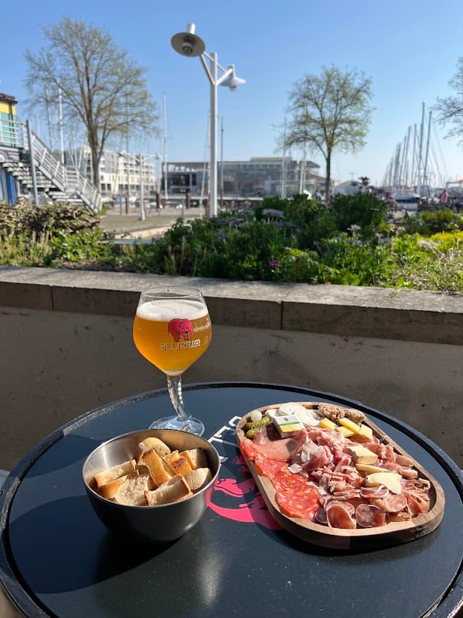 Photo du bar Delirium Café La Rochelle - Bar a biere La Rochelle