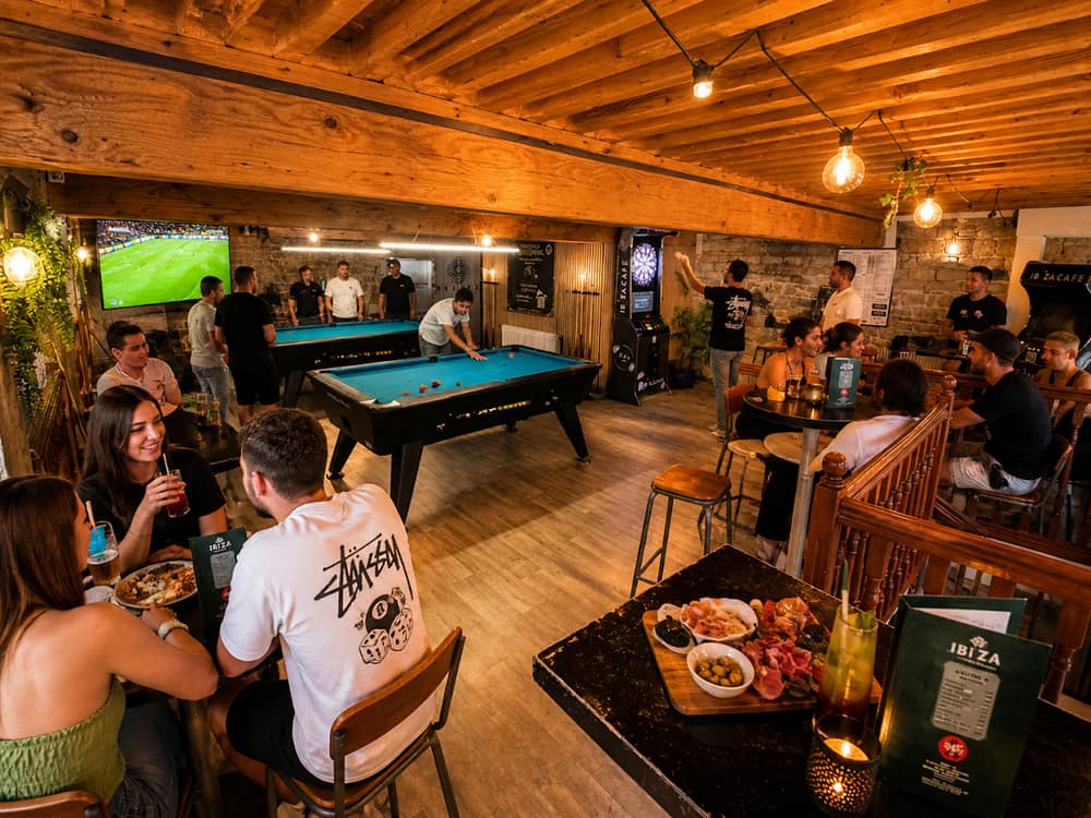 Photo du bar IBIZA CAFÉ LYON - billard - bar - cocktail - tapas - club